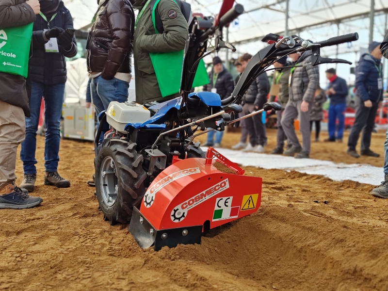 Rincalzatore registrabile per motocoltivatore