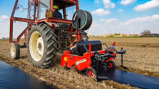 Pacciamatrice a terra: l&rsquo;innovativa macchina della linea per orticoltura di Cosmeco